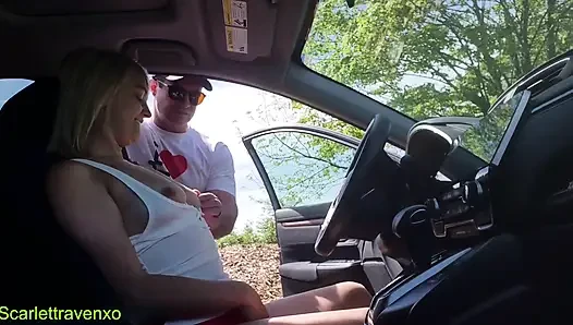 Ehefrau geht im park dogging