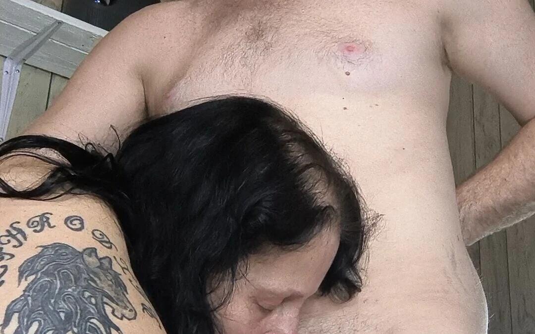 Cewek sange ini lagi asik nyepong dan ngentot kontol sampai muncrat berkali-berkali!