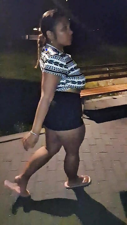 Bein necken - Minirock - dicke schenkel - angie love - bBW - puertoricanische frau - flip-flops