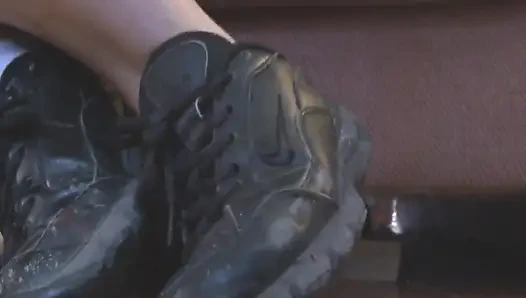Budak seks ini mengendus bau sepatu kenyalku yang berkeringat