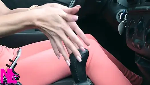 Revving und handjob zum gear stick in nackten nylons und rosa peeptoed High Heels