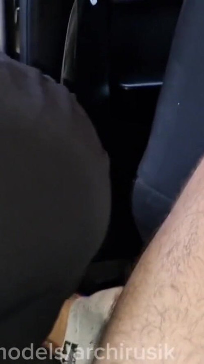 Stranac me žestoko jebao uz cestu bez kondoma i dao mi puno sperme | Isječak 1