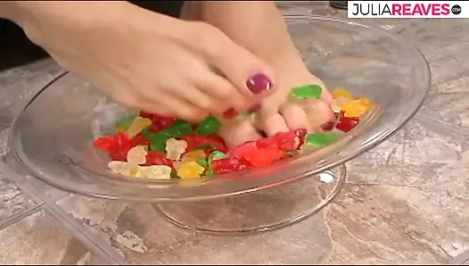 Ateşli kaltak büyük bir yarak sıkı amcığını sert sikerken inliyor