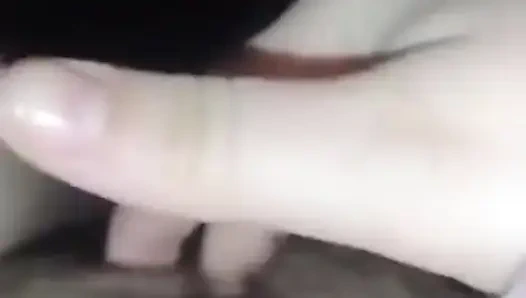 Fingering memeknya sambil masturbasi