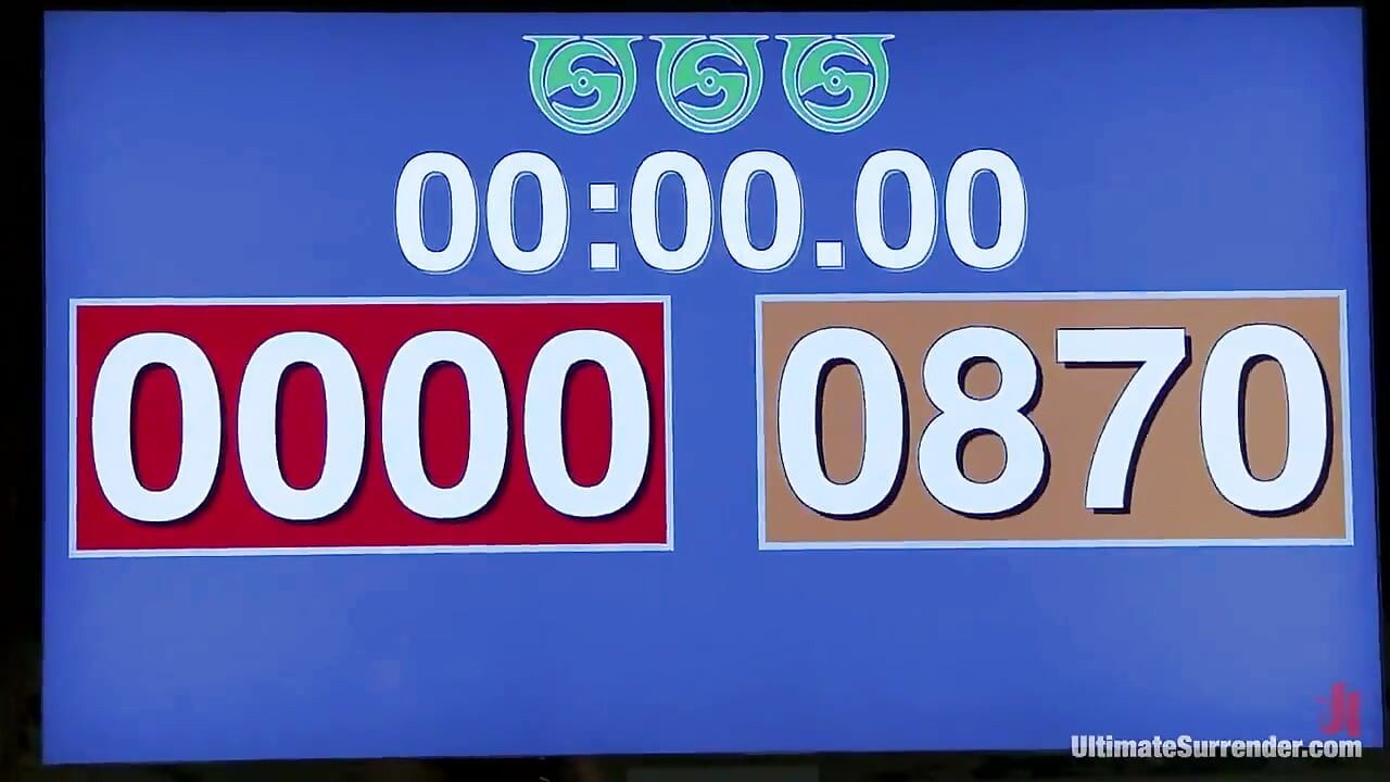Kleine Aziatische neemt grotere Hawaiiaanse, niet-geschoren actie trapt grotere meisjeskont en neukt het dan!