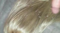 Кроссдрессер кончает на сексуальные волосы блондинки