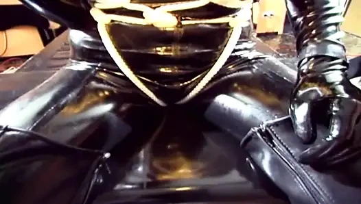 Bdsm dengan gadis bertopeng dengan lateks