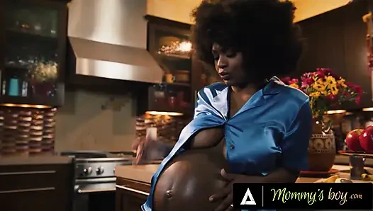 Annenin oğlu - ateşli hamile kız gece yarısı atıştırması sırasında sert sikiliyor ve yapışkan boşalma