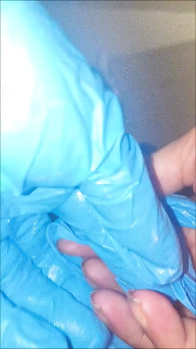 乳胶手套和赤裸双足，展示我想怎么撸你的鸡巴