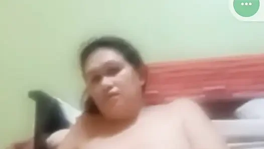 Benimle mastürbasyon yapmayı seviyor.