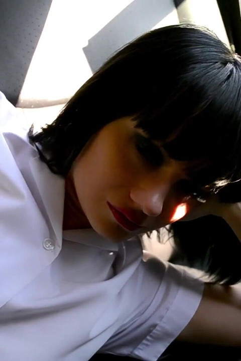 Natahlia Steel'in yer aldığı kırmızı üniformalı video