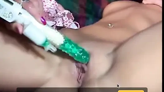 Büyük memeli olgun ve esmer genç kız tutkulu lezbiyen seks yapıyor