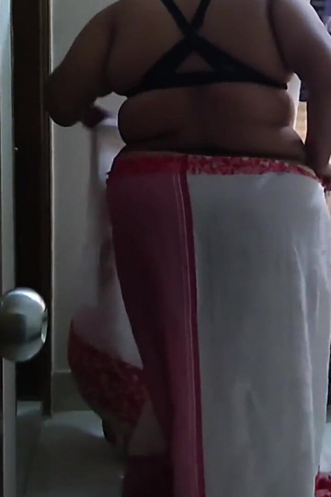 Paňdžábská tchyně nosí saree blůzu Když ji sexy zeť viděl a dal anální šukání, zatímco její nevlastní dcera ve vedlejší místnosti