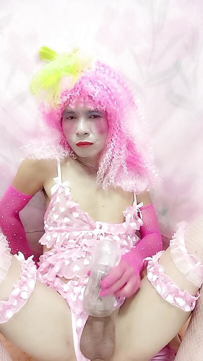 Oanh Le transgender w seksownej bieliźnie grająca na syntezatorze