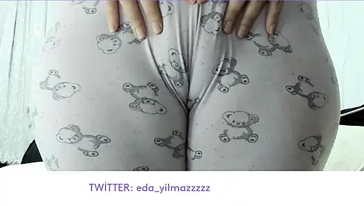 CAMELTOE- MASTURBASI DENGAN PIYAMA- MENGGOSOK MEMEK DENGAN PIYAMA
