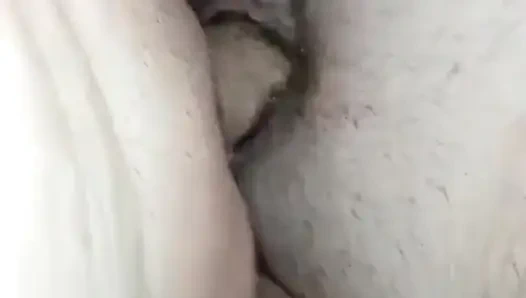 Masukkan air dari botol ke dalam vagina