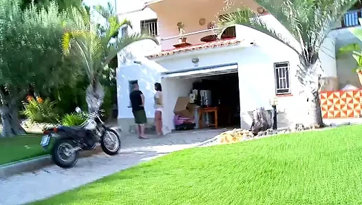 Cewek sange ini lagi asik nyepong kontolku sebelum kami ngentot memeknya habis-habisan sampai muncrat