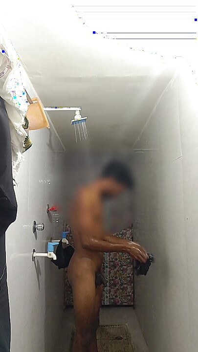 Bathroom me nage nahane wala video