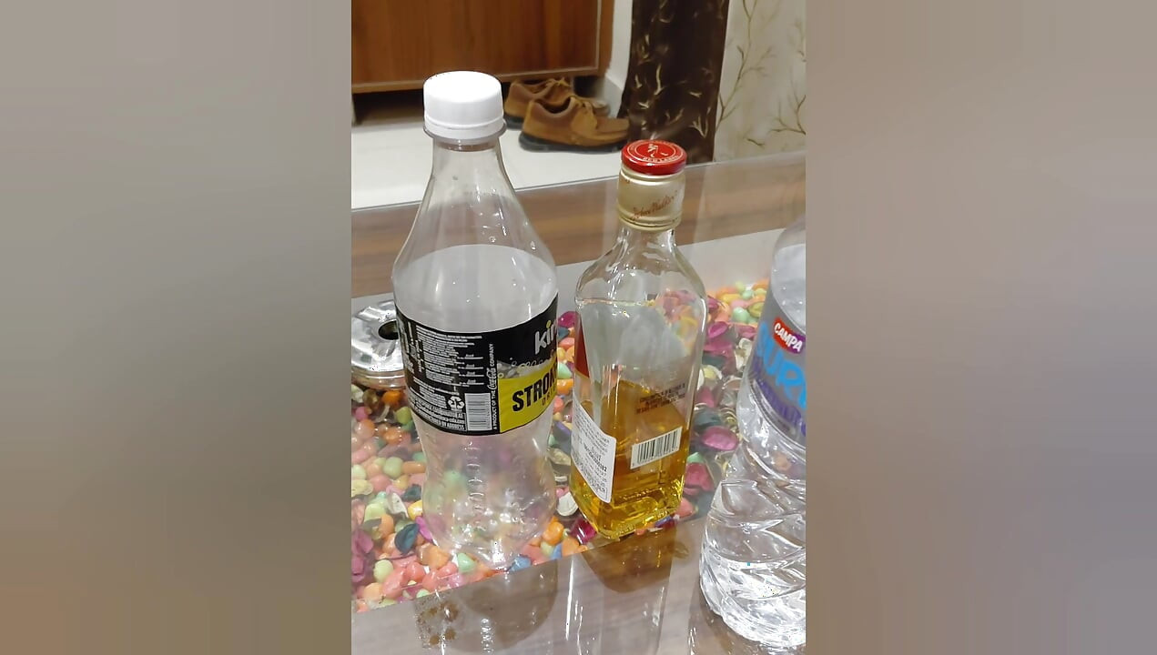 丈夫和妻子在酒店雇佣了一个女孩