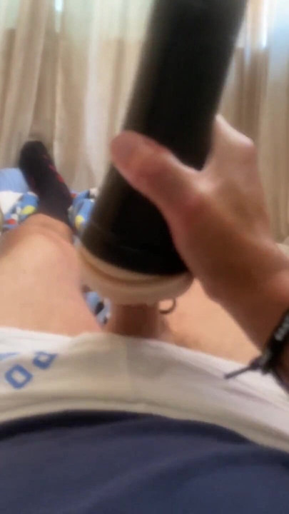 Jockdad87使用他的成人玩具拍摄热辣的