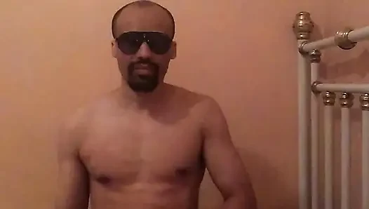 Buraya meraktan geldin ama en samimi sırrımı keşfetmek için sonuna kadar kalabilirsin.