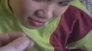 Азиатка трахает киску старика в любительском видео