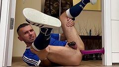 穿着足球袜的Chasity屁股足球运动员正在伸展他的屁股，直到肛门高潮和射精