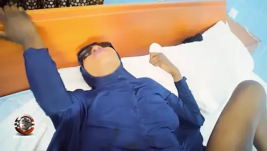 Tesettürlü genç kız anal seksini uzun bir yarakla genişletiyor