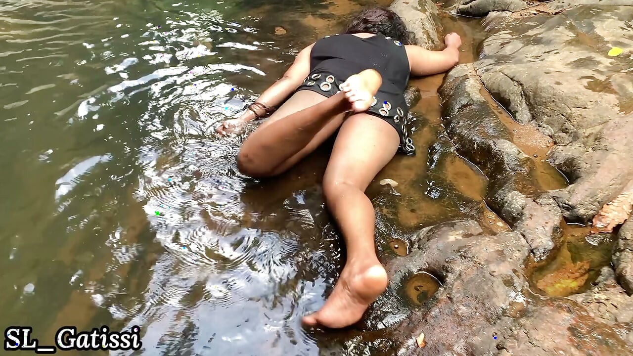Sri lankan beautiful girl jungle fuck