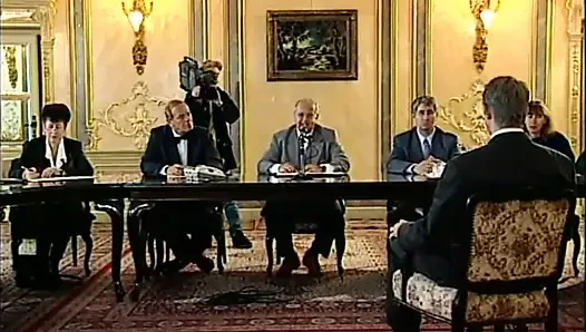 Patronunun büyük sert yarağını emiyor