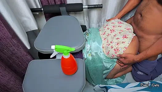 Kaam wali masaya sıkıştı, sahibi büyük götünü arkadan sikiyor.