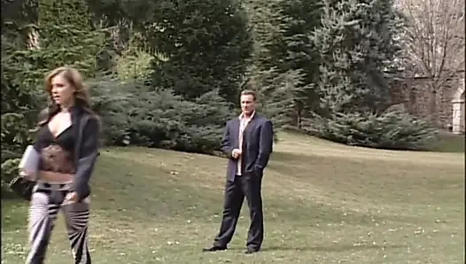 Memek berbulu brunette seksi didobel penetrasi anal threesome di sauna... Crot di mulut