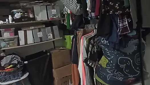 Sexy stiefmutter putzt das Schlafzimmer mit einem tanga und filmt sich für ihren stiefsohn