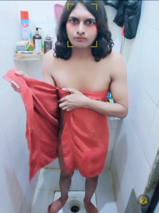 Zoya Shezadi pod tušem unutra se igra sama sebe u svom WC-u