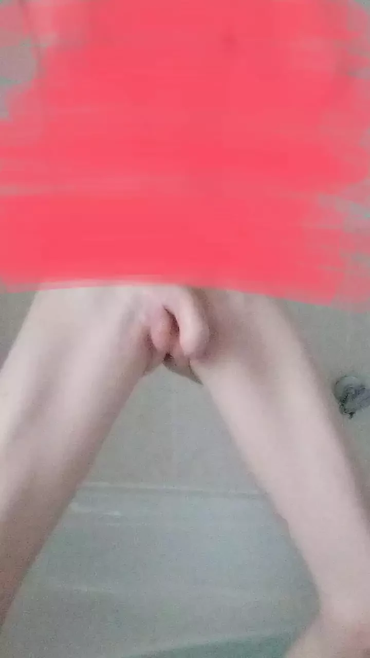 Nudechavbi di kamar mandi terangsang dan basah menunjukkan segalanya dan mencuci dirinya sendiri di mana-mana. Bugil banget, kontol besar dan peler