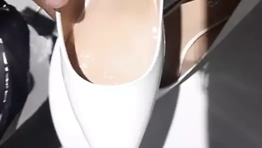Pump porn video – CUM IN COLLEAGUE'S WHITE PUMPS