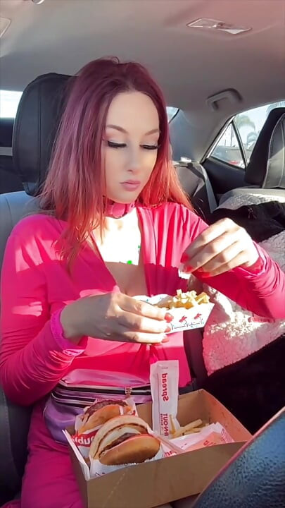 Se mig spise min yndlings fastfood i bilen
