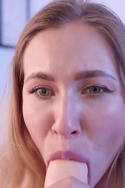 Stella Cardo mahir menghisap mainan