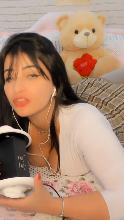 Emocionalni trenutak iz "PornO ASMR INTENZIVNA SEKSI LATINA LIŽE SISE I ZVUCI MOKRE PIČKE"