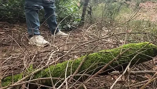 Жена-милфа в лесу в настоящем любительском видео.