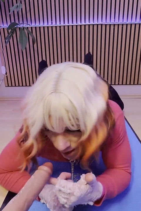 Sissy Elvi Lynx le folla el culo con un consolador enorme y lo lame hasta dejarlo limpio
