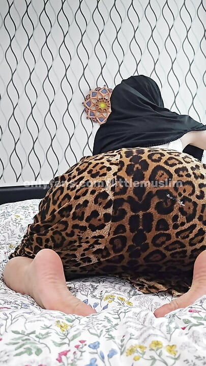 Bakış açısı: Leopar etekli oyuncu tesettürlü kız