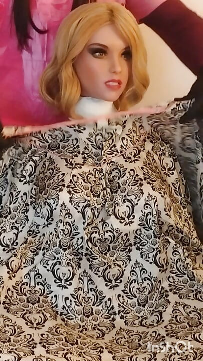 Sesión de modelado con la capa de corte de pelo sedosa y suave de Lauren