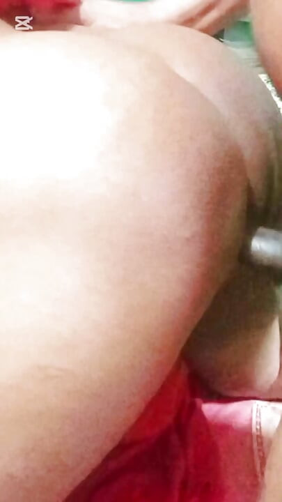 A bela madrasta mostra a cona e fode.