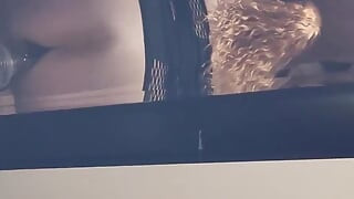 Kurva jaše ogromni dildo dok puši kurac