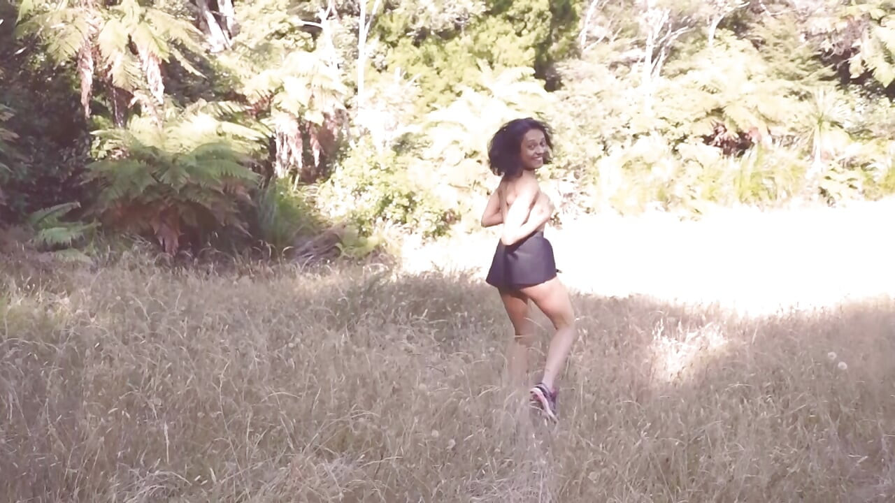 La ninfa del bosque Wyld Yasmin corriendo y bailando en topless en el bosque