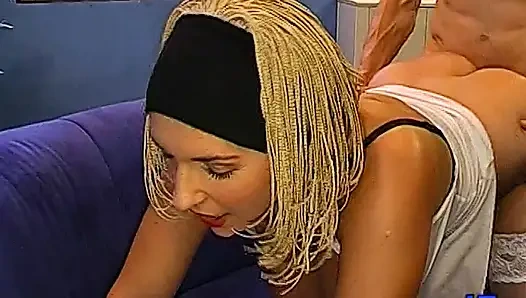 Oh Tanrım - Büyük Memeli Sarışın Birden Fazla Adam Tarafından Dölle Kaplanıyor