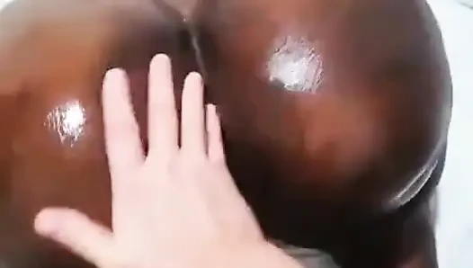 Толстая чернокожая попка для белого члена