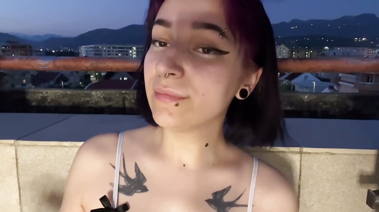 Dea che fuma all'aperto e ti stuzzica con le sue tette