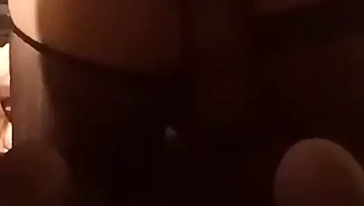 Sikişen evli kadın bir arkadaşı tarafından sikiliyor, bundan hoşlanıyor